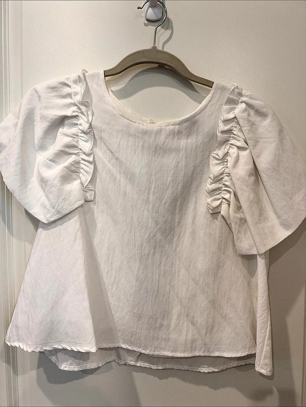 Very Ruffle Sleeve Blouse in White Size Medium Like New